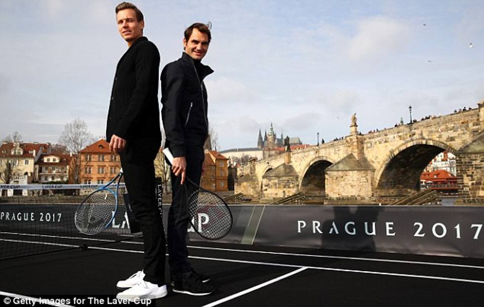 Praga, fiume Moldava. Il padrone di casa Tomas Berdych accoglie Roger Federer su una barca. Getty